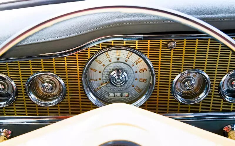    Забавно, что показания спидометра в десять раз меньше истинной скорости