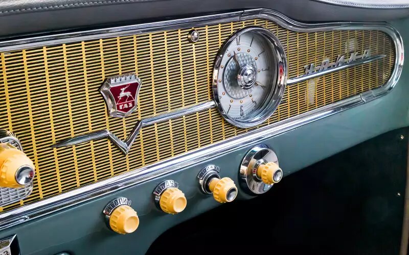    И не ленились же гравировать надписи к крутилкам и рычажкам!