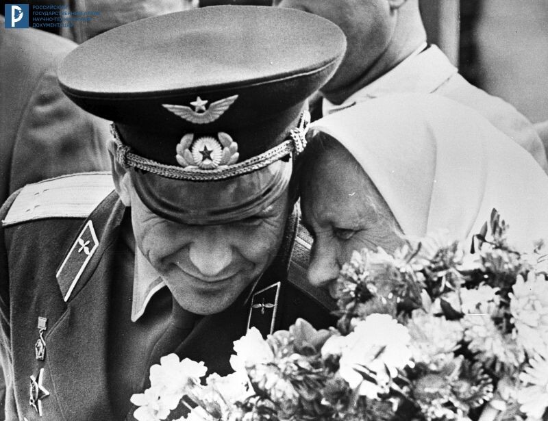 Летчик-космонавт СССР П.Р. Попович с матерью Федосьей Касьяновной. 1962 г. Автор съемки Г. Угринович. РГАНТД. Арх. № 1-15984.
И в добавление к архивным фото — немного трогательных подробностей о взаимоотношениях космонавтов и их мам.