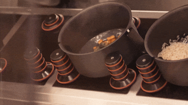  Видео показывает, как робот готовит различные блюда в Кэмп Уокер, где базируется 19-е экспедиционное командование тылового обеспечения в Нам-гу, г. Тэгу (Facebook)