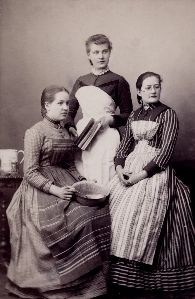 Три горничные https://en.wikipedia.org/wiki/Maid