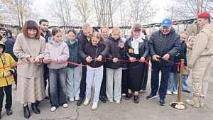 Символическую красную ленточку перерезали Л.Н. Фенева, В.Ю. Мнацаканов, И.А. Ремишевская, И.А. Гуриев и вопитанники Большелогского Центра помощи детям. / ФОТО автора Администратор  📷
