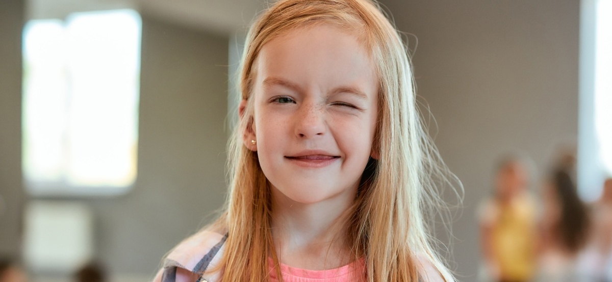 Что делать, если ребенок часто моргает глазами? Как лечить тик у ребенка? В каких случаях стоит обратиться к медицинскому специалисту?