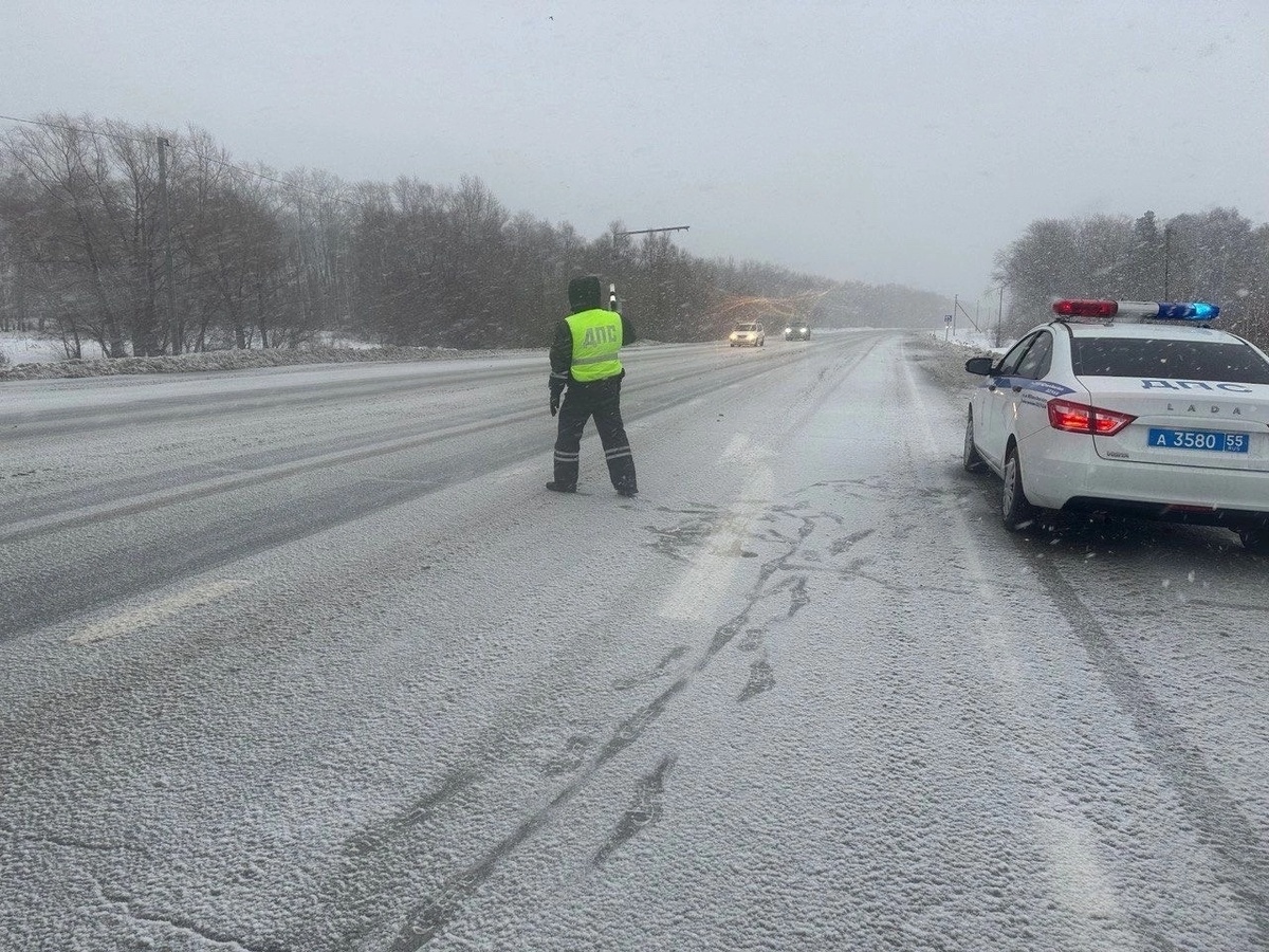 Что делать водителю, если инспектор ГИБДД составил протокол за пересечение невидимой под снегом сплошной линии разметки?