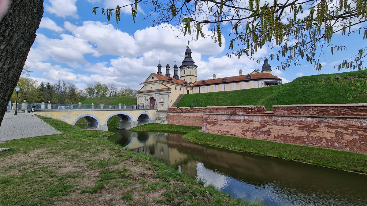 Замок в Белоруссии, вот иногда завидую предкам, которые могли на таком просторе жить
