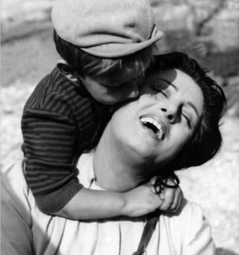 Анна Маньяни с сыном Лукой (фото из свободных источников). Об истории болезни сына актрисы читайте ниже.