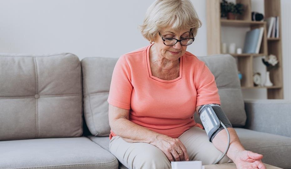 Почему тонометр по утрам может обмануть вас: опасные мифы и важные правила измерения давления