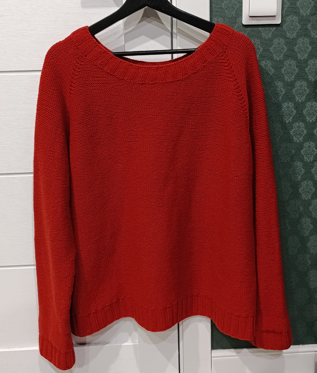 Джемпер на вешалке