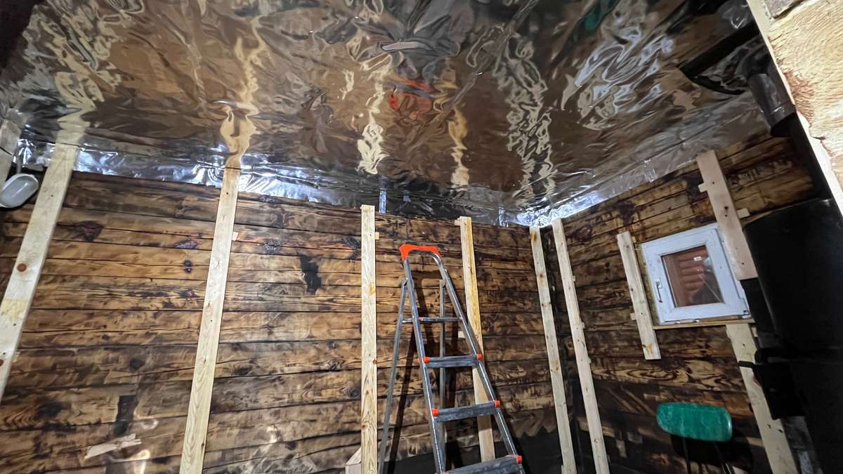 Пароизоляция потолка в бане.