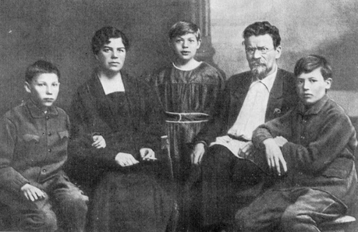 Михаил Калинин с женой Екатериной и детьми