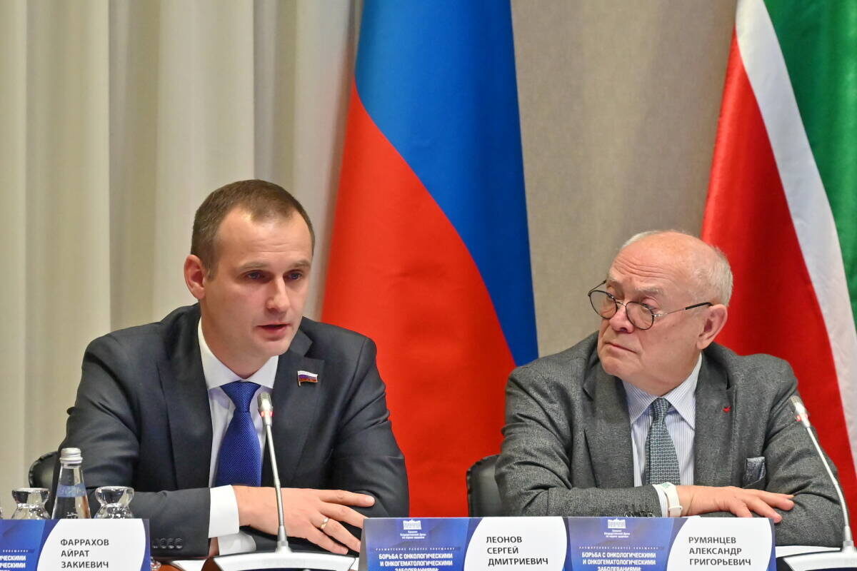 Александр Румянцев (справа) отметил, что страна выделила беспрецедентные средства, чтобы обеспечить лекарствами всех больных онкологией, а Сергей Леонов (слева) подчеркнул, что в бюджете фонда ОМС заложены выплаты врачам, которые впервые выявили онкологиюФото: gossov.tatarstan.ru