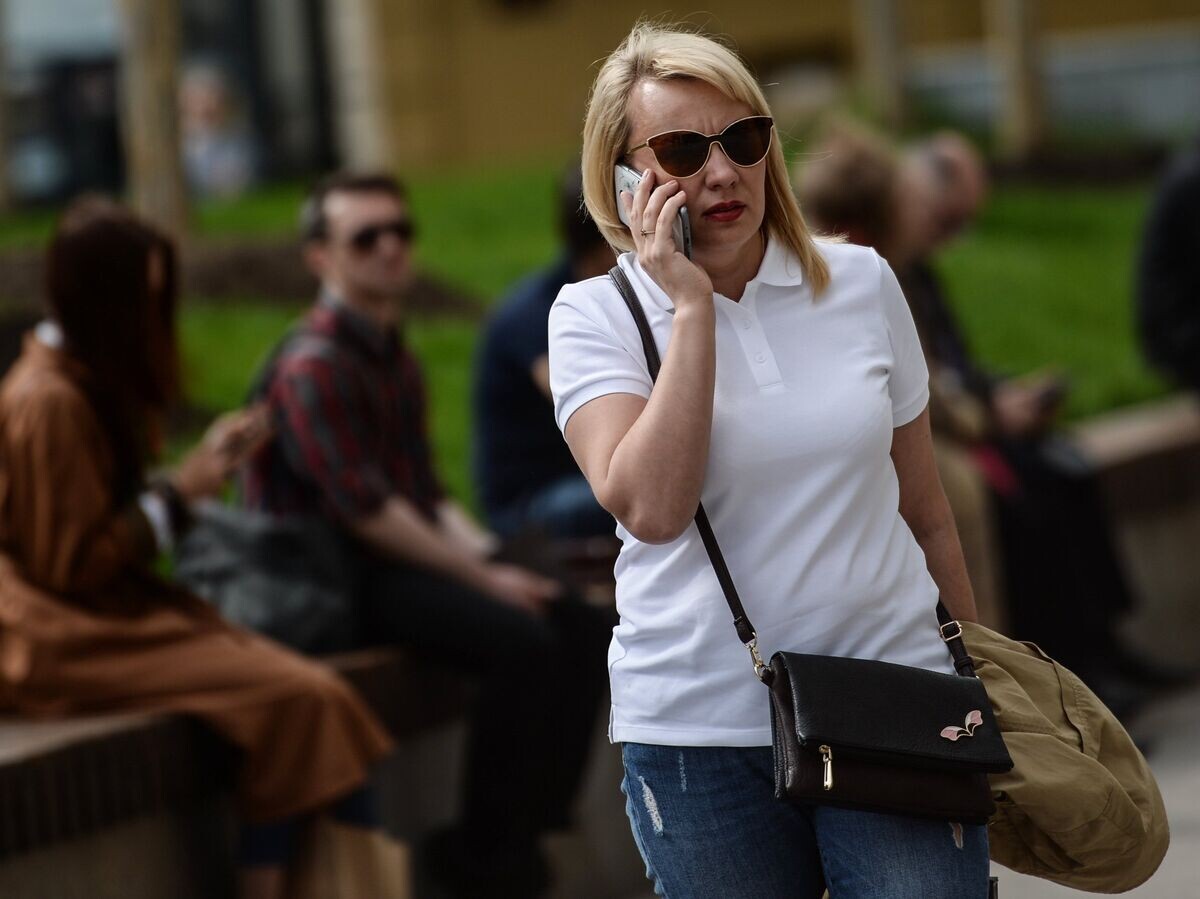    Женщина говорит по телефону на улице Москвы© РИА Новости . Алексей Филиппов
