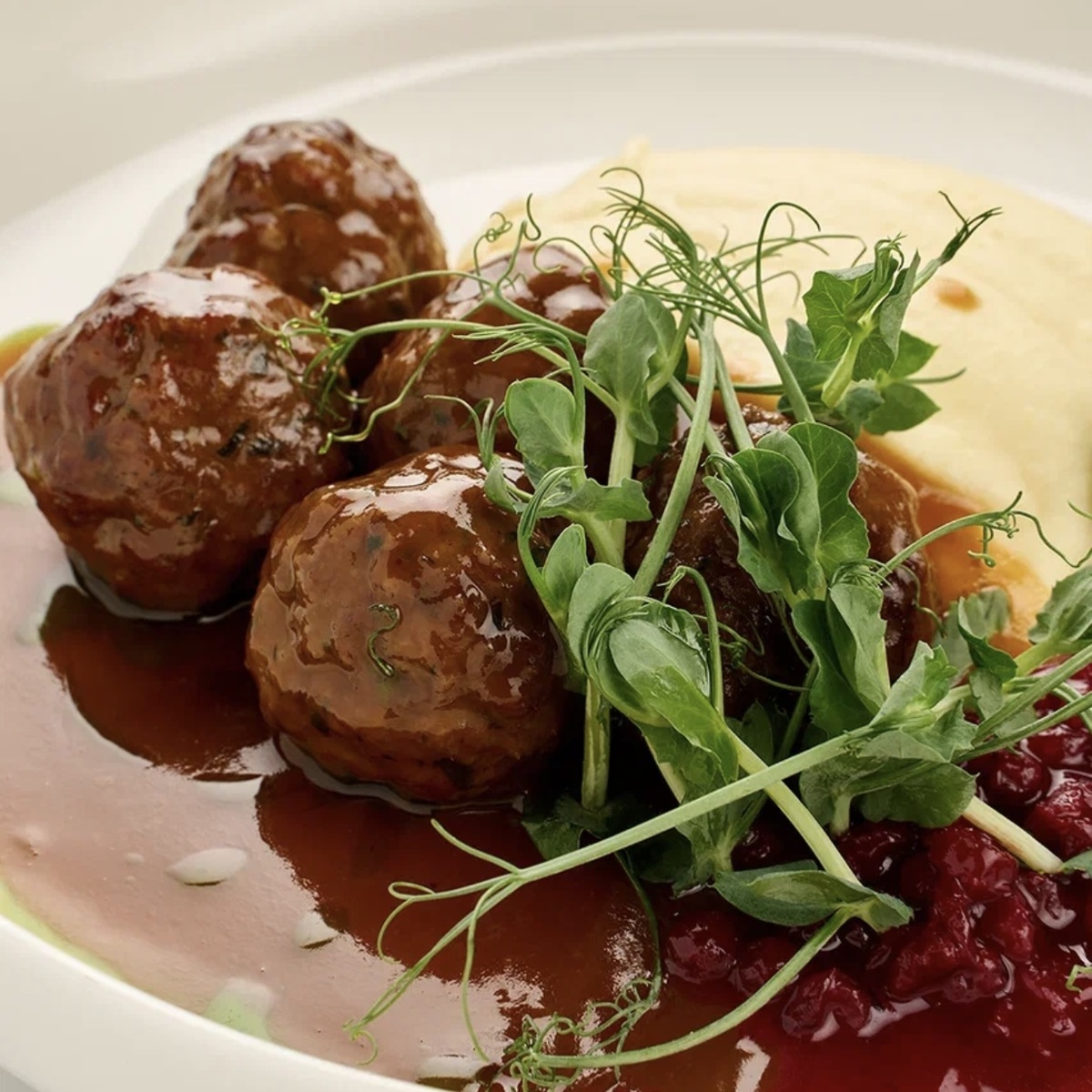 Фрикадельки с пюре, кофейным демиглясом и пряной брусникой 