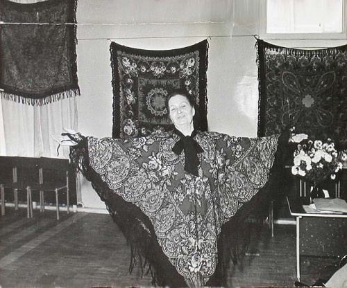 Злата Александровна Ольшевская в платке-пончо Ярославия, фото из открытых источников