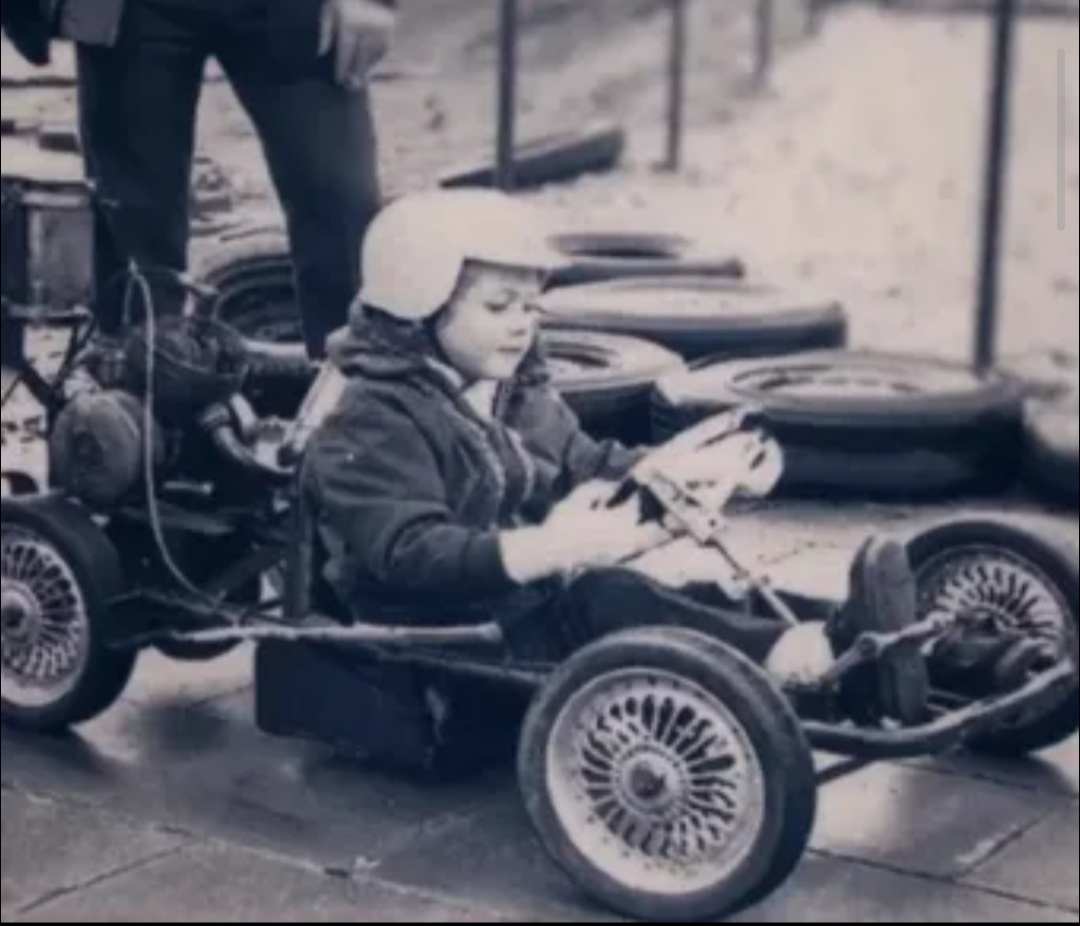 Шумахер на одном из первых его картов.