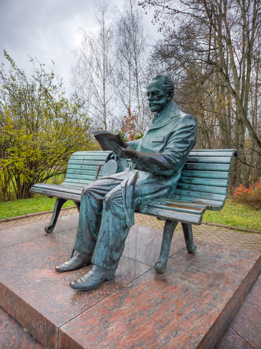Памятник П.И. Чайковскому на территории музея в Клину.
