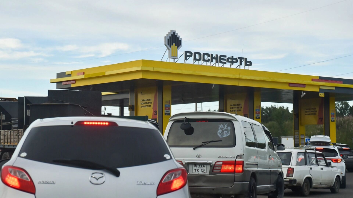 Падающие цены на нефть не остановят роста цен на бензин в РФ. Фото: Николай Бурматов. ТАСС