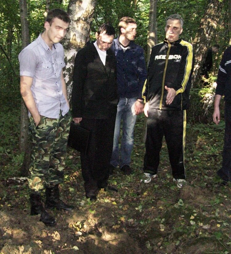 Скосарев крайний справа на месте преступления. Фото: СК