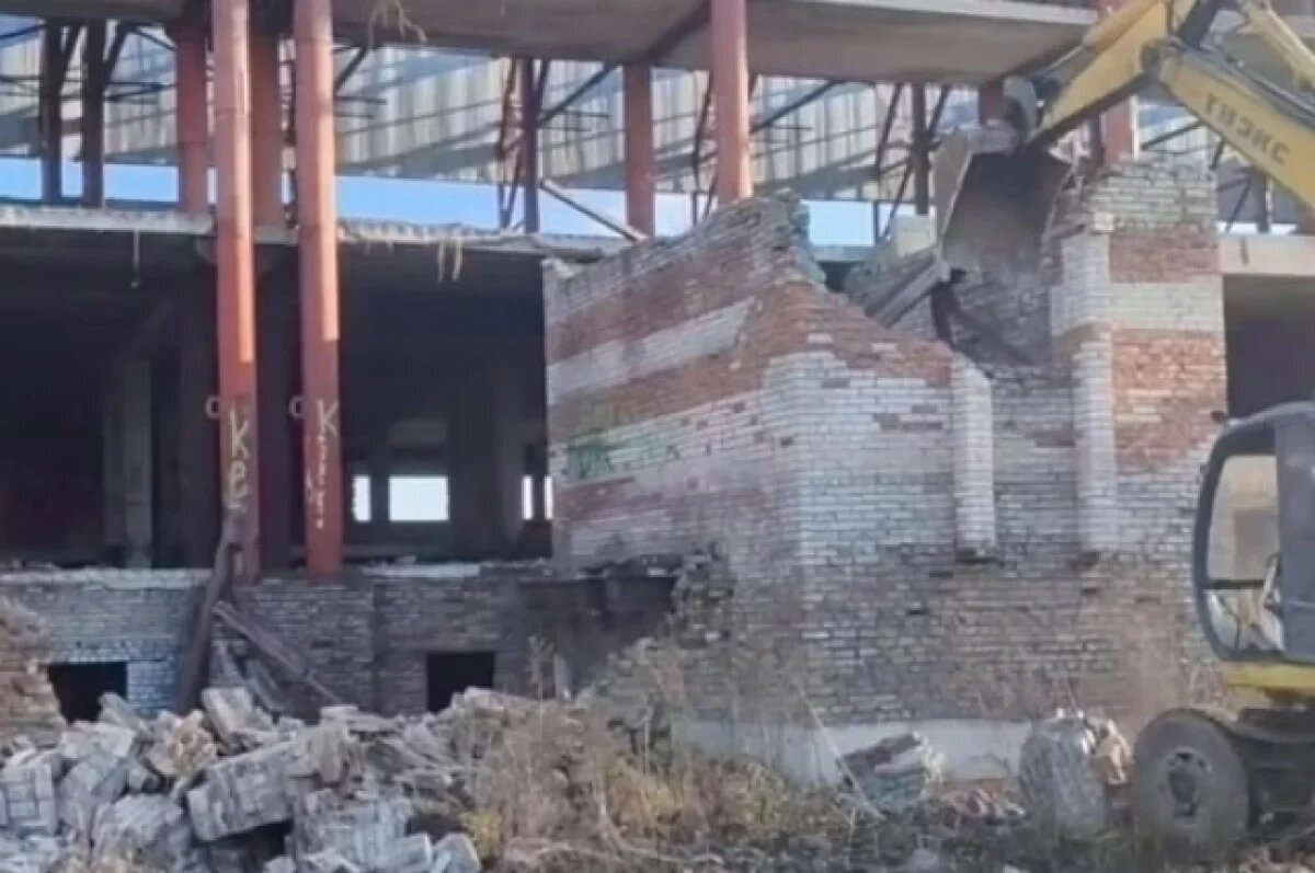    В Тольятти начался снос заброшенного здания у известного стадиона