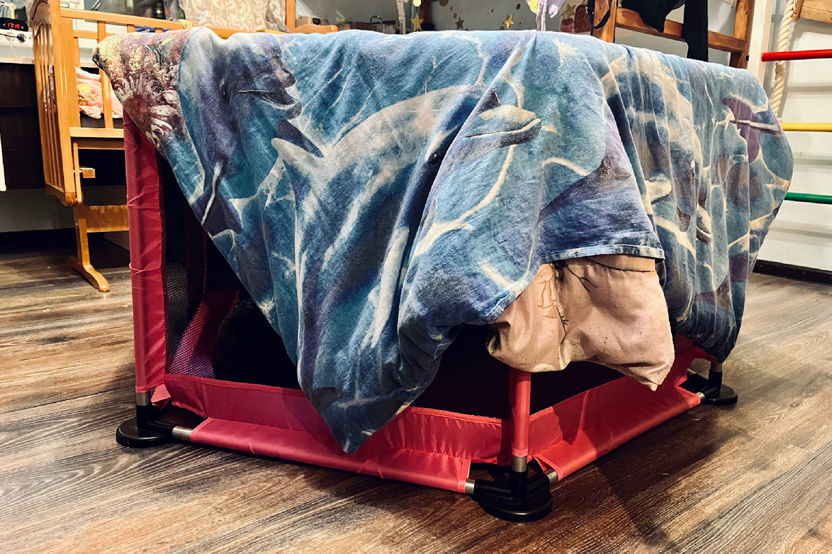 В итоге - манеж оказался совсем не маленький, а в пол- комнаты. Теперь у сына будет домик 😎