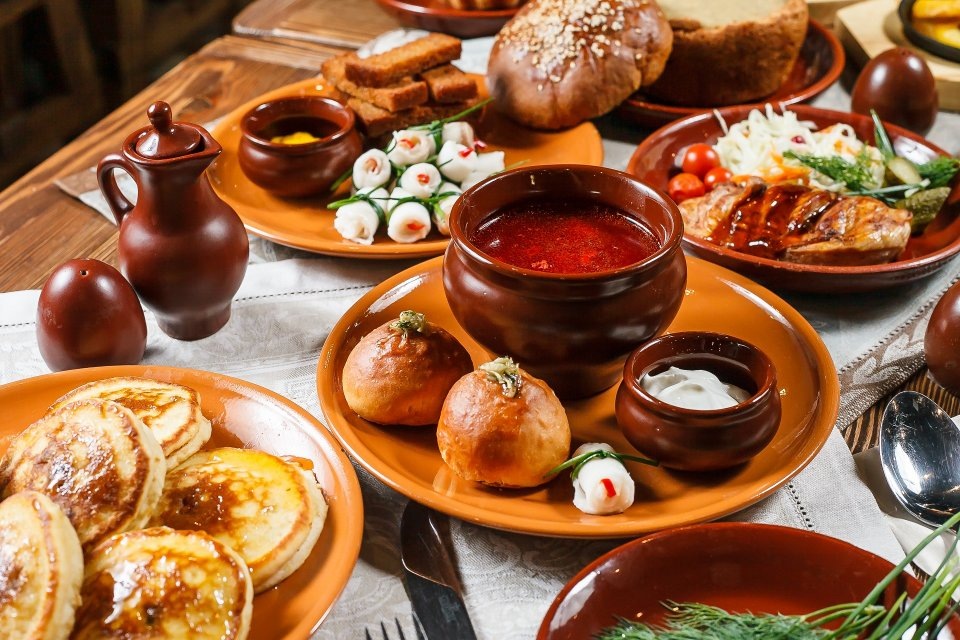Русские национальные блюда: борщ, оладьи и домашние закуски