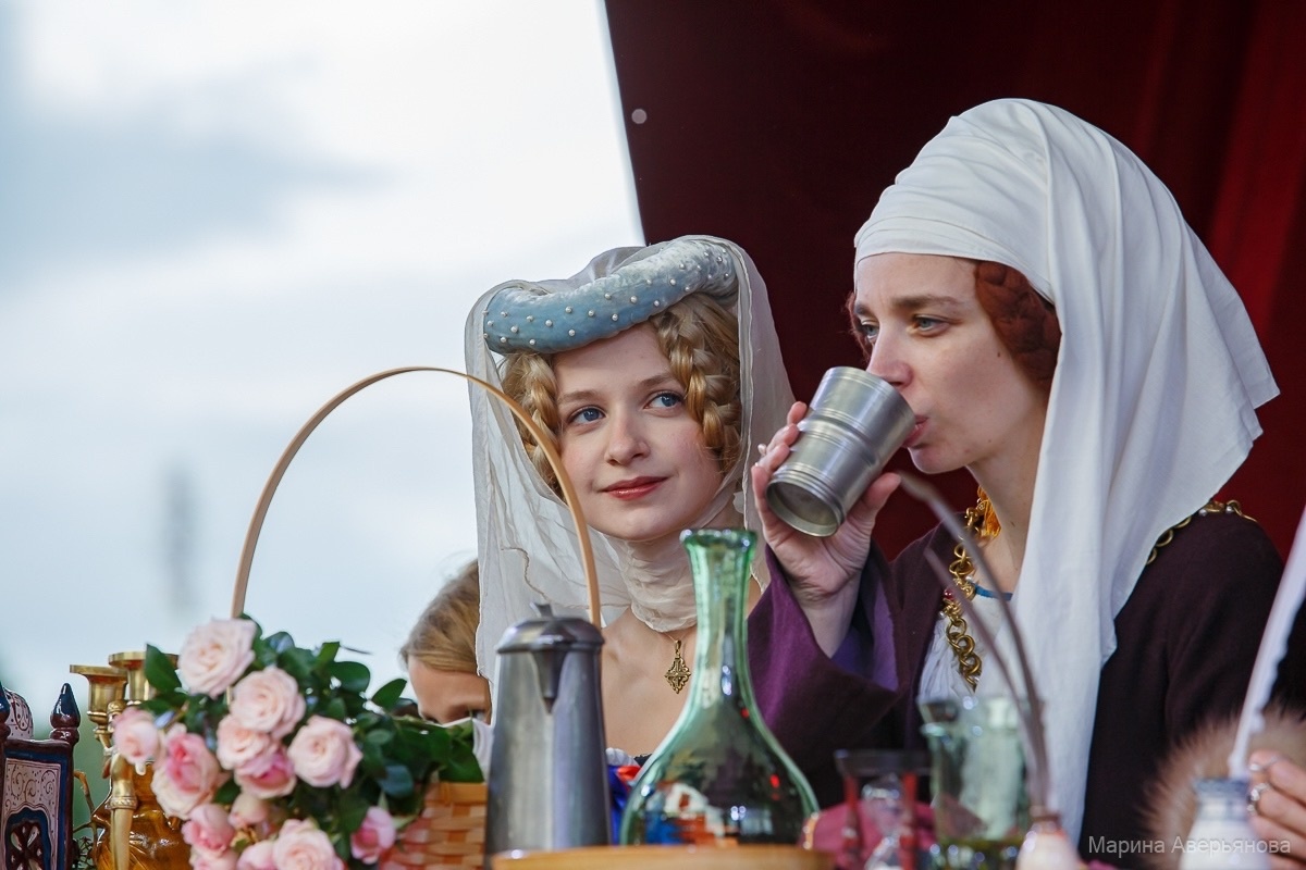 Тоже чьи-то родственники.