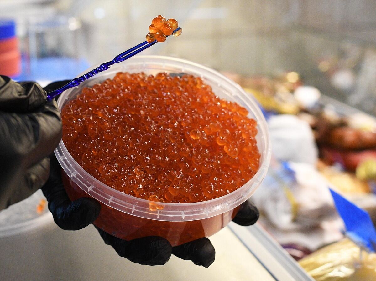    Продажа красной икры на "Рынке на Ленинском" в Москве© РИА Новости / Алексей Майшев