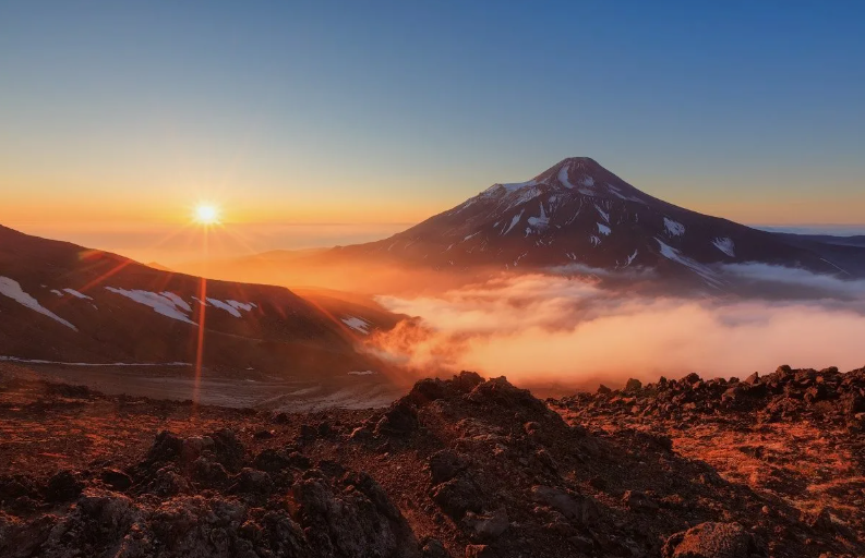 "На краю огромной России большая Камчатка стоит..."