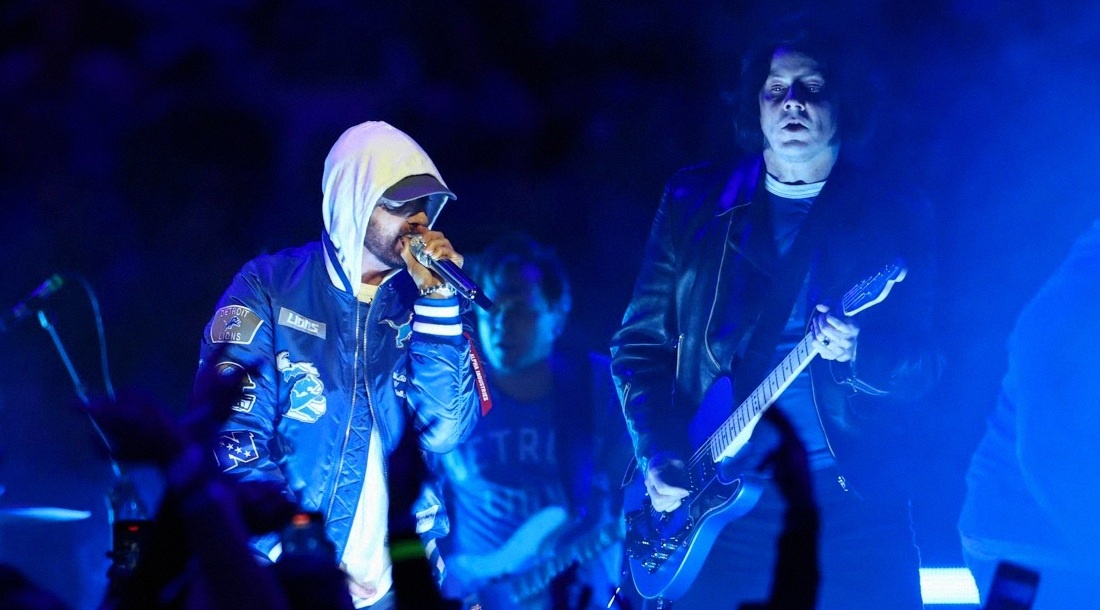    Эминем и Джек Уайт / Скриншот из видео «Eminem x Jack White – The Full 4K Thanksgiving Halftime Performance Detroit Will Never Forget»