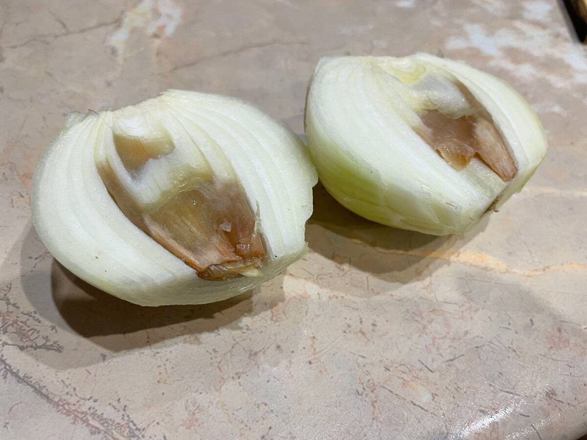 Гниение лука начинается от шейки. Фото автора 