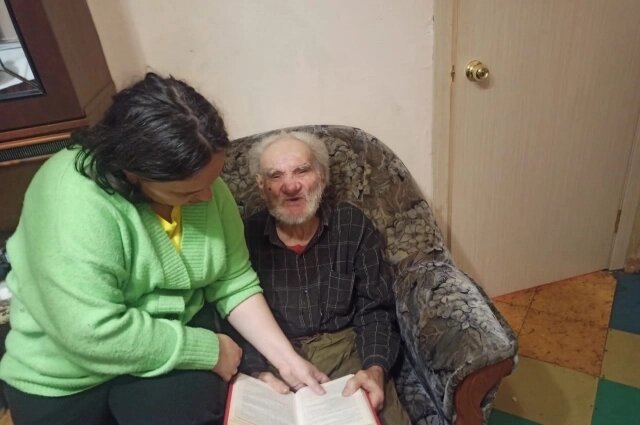    Валентина и дед Толя, который любит читать. Фото: Из личного архивa