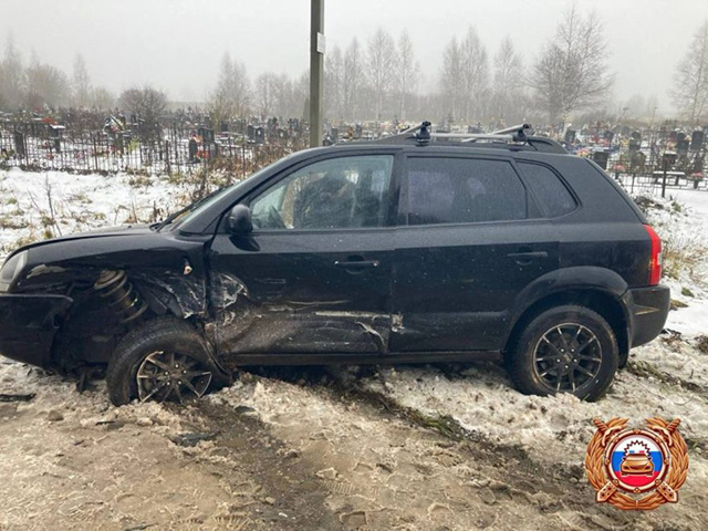 В Тверской области у кладбища столкнулись две иномарки. Травмирована женщина