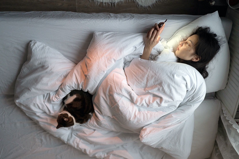    Использование гаджетов перед сном усугубляет бессонницу. / Фото: iStock