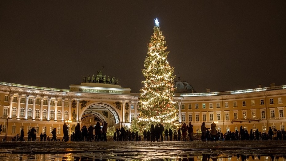    Новогодняя ель на Дворцовой площади. Автор фото: Тихонов Михаил/ДП