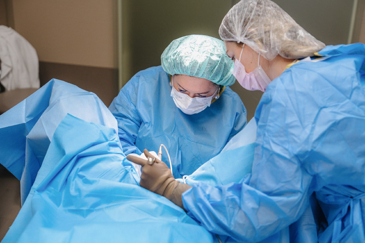 Оперирует Чернобровкина Алла Евгеньевна – врач-онколог, онкогинеколог Клиники РАМИ, доктор медицинских наук, врач высшей категории