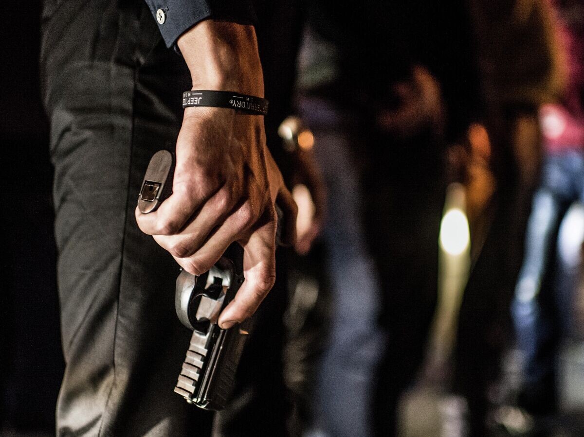    Мужчина с оружием на трассе© РИА Новости / Рамиль Ситдиков