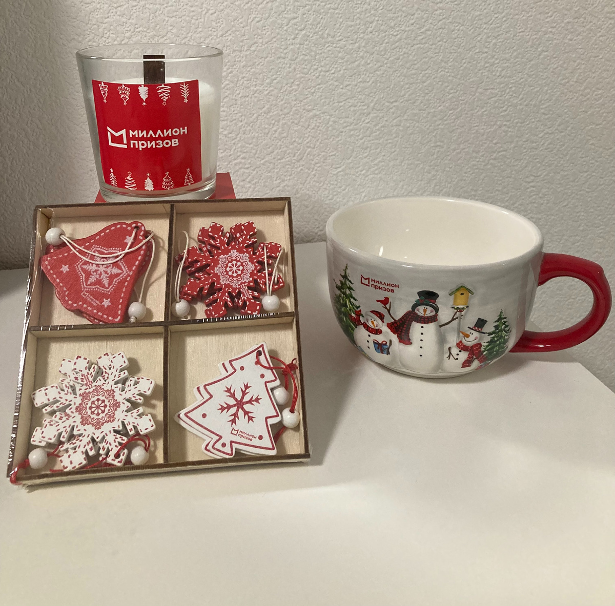 Мой "улов" еще за прошлый год поощрений на портале "Миллион призов" коллекции новогодних сувениров "Зима в Москве": бульонница, набор деревянных елочных украшений и ароматическая свечка, сейчас они доступны в разделе "Витрина воспоминаний"