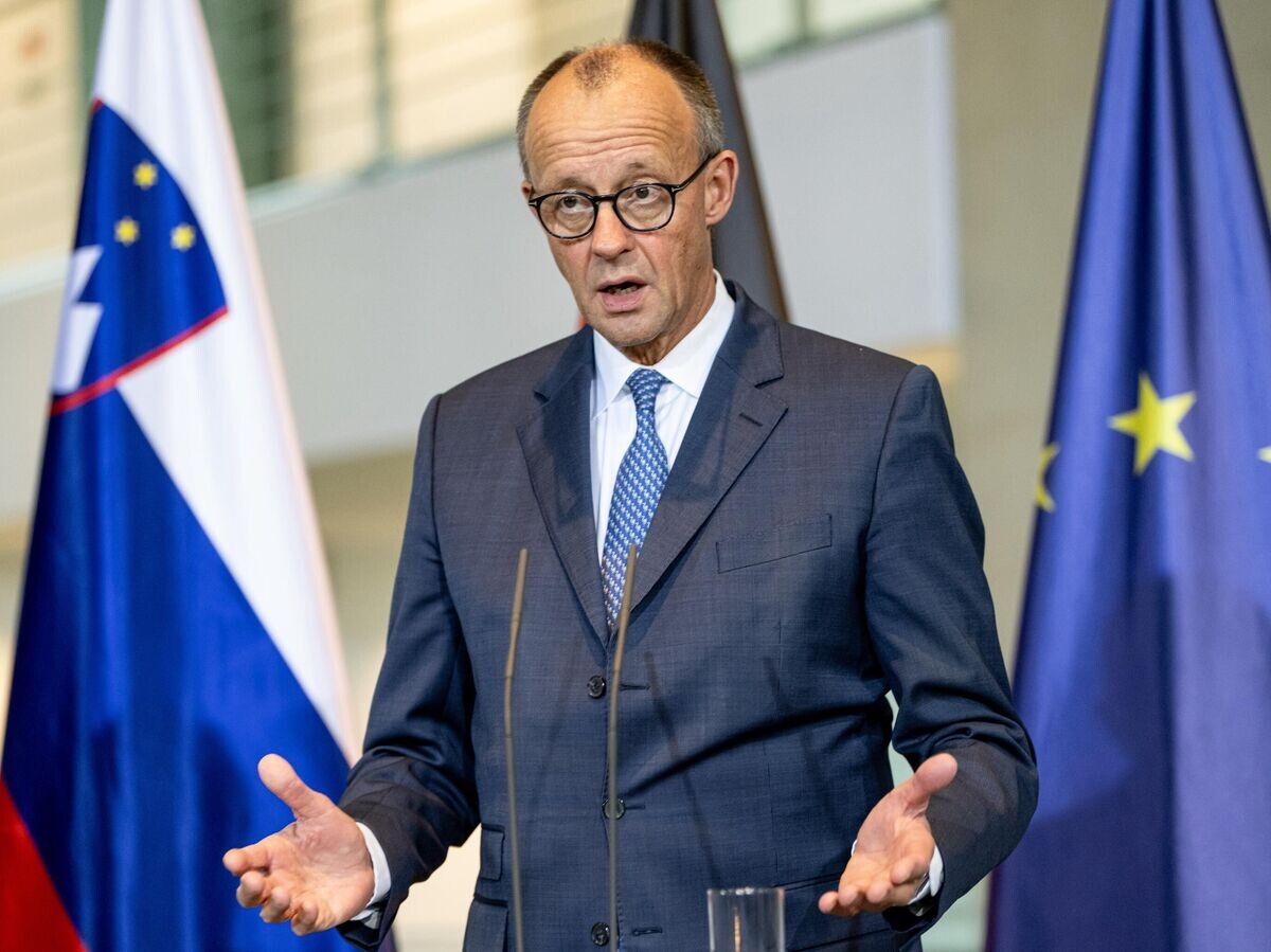    Канцлер Германии Фридрих Мерц во время совместной пресс-конференции с премьером Словении Робертом Голобом в Берлине© Getty Images / picture alliance