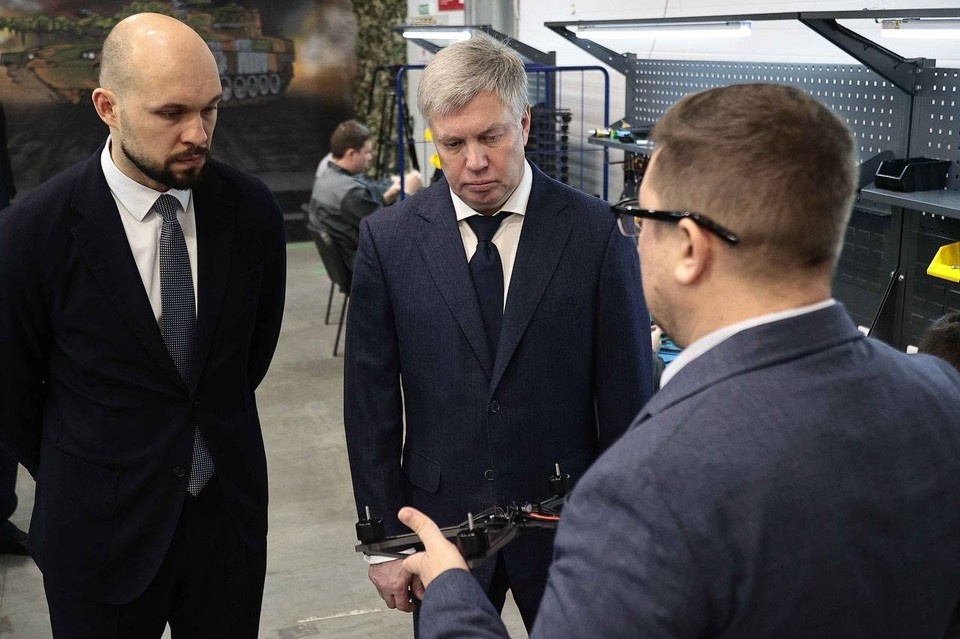    Русских и представитель минпромторга РФ посетили «СКБ Пиранья». ФОТО: тг-канал Алексея Русских