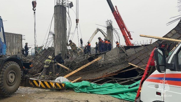 Спасатели извлекают тела из-под завалов / Фото: МЧС России по Сахалинской области