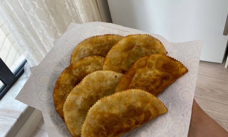 Домашние чебуреки с хрустящим тестом и сочной начинкой: рабочий рецепт без лишних секретов