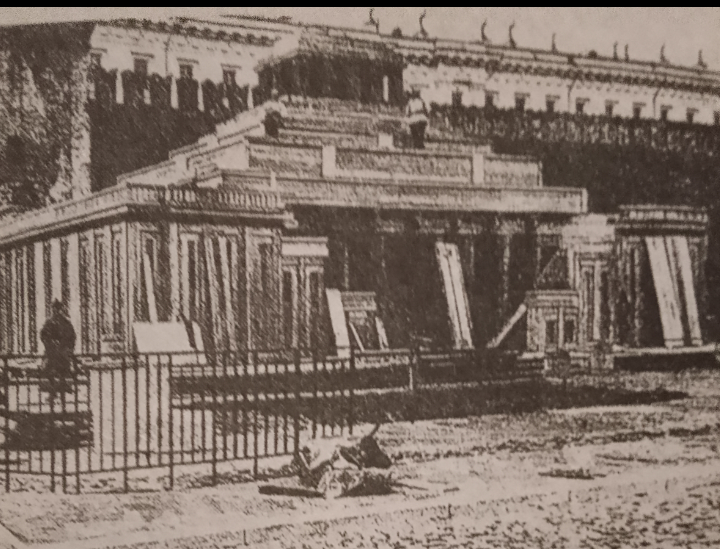 Весна 1924-го, 2-й деревянный вариант мавзолея. Слева виден красноармеец в будёновке и шинели.