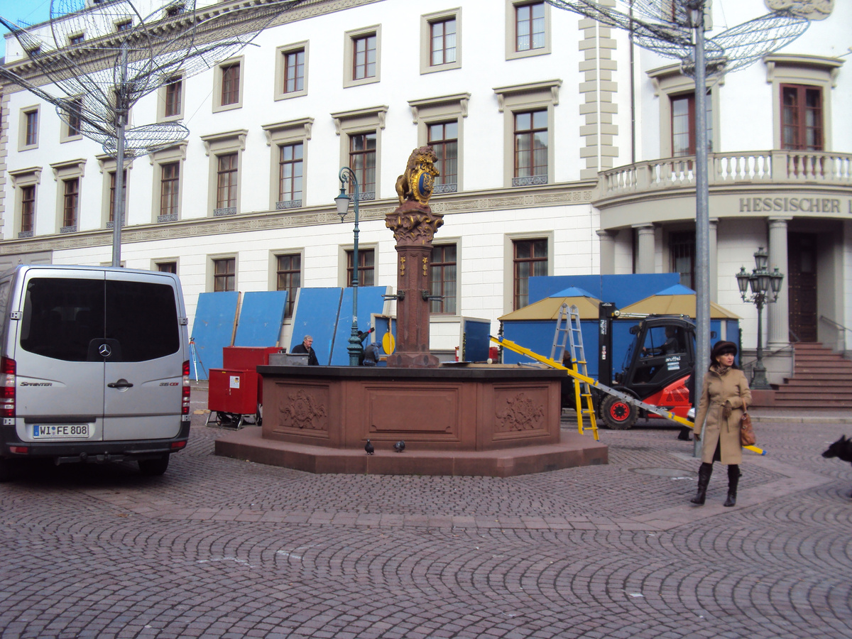 Фонтан рыночной площади, возведенный в 1753 году. Фонари в виде лилий установили к Рождеству.За ним бывший городской дворец герцогов Нассау. Сегодня парламент земли Гессен.