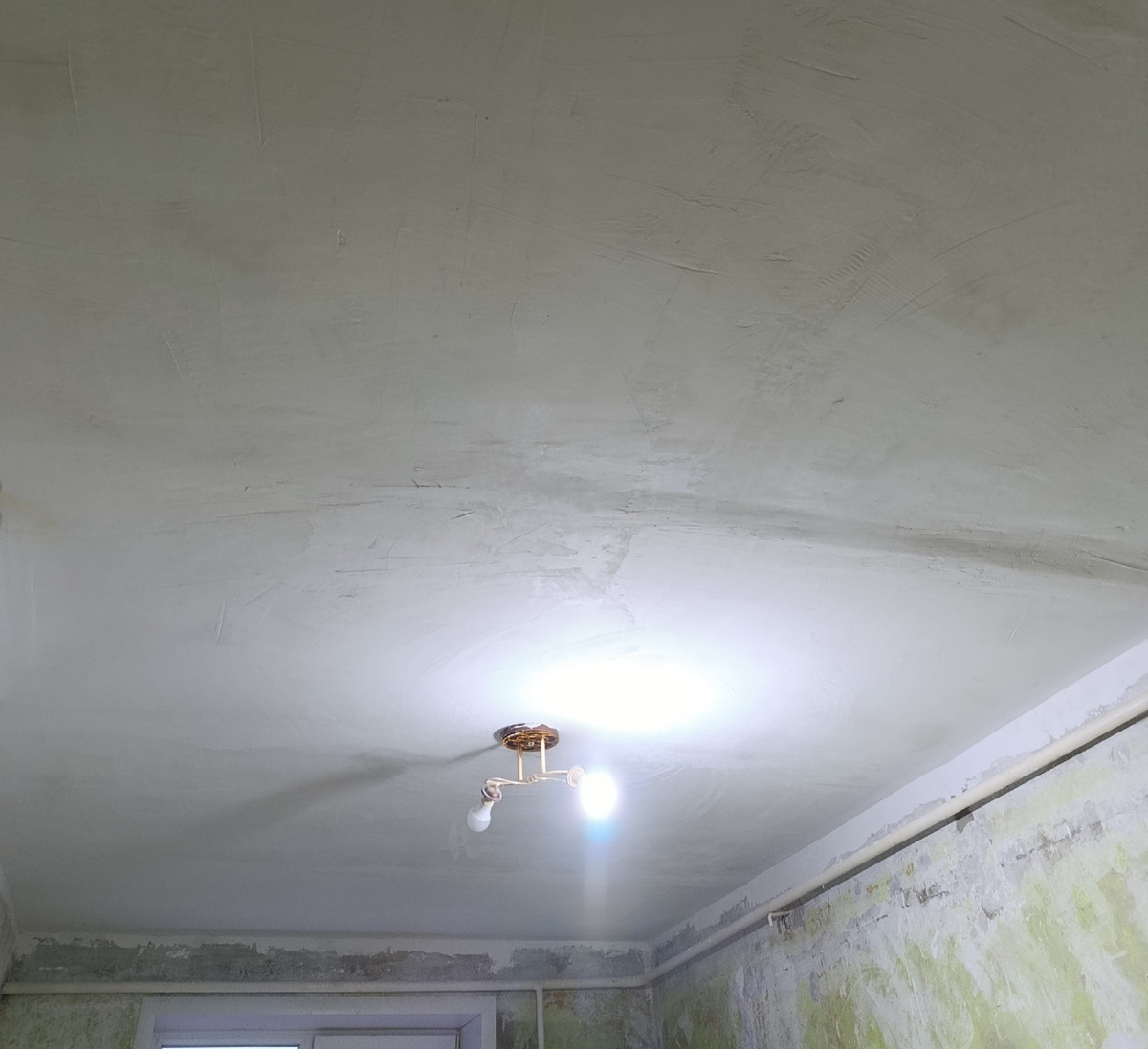 Так выглядел потолок после первого слоя шпаклëвки... 