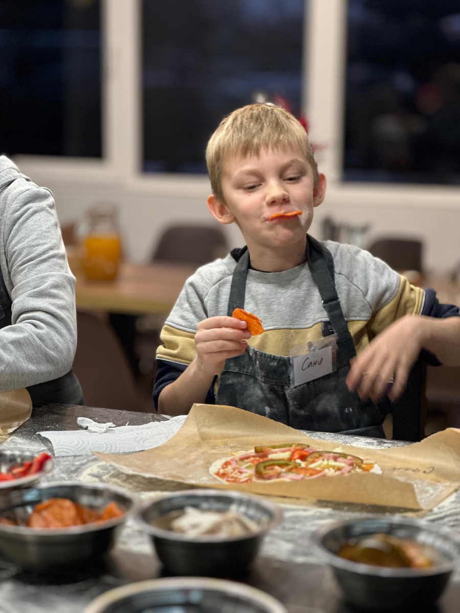 Печет пиццу