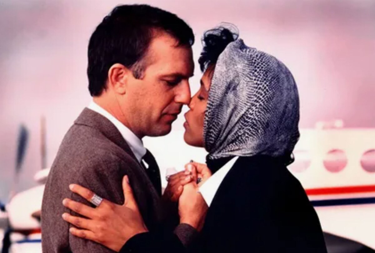 Кадр из к/ф «Телохранитель» (1992)