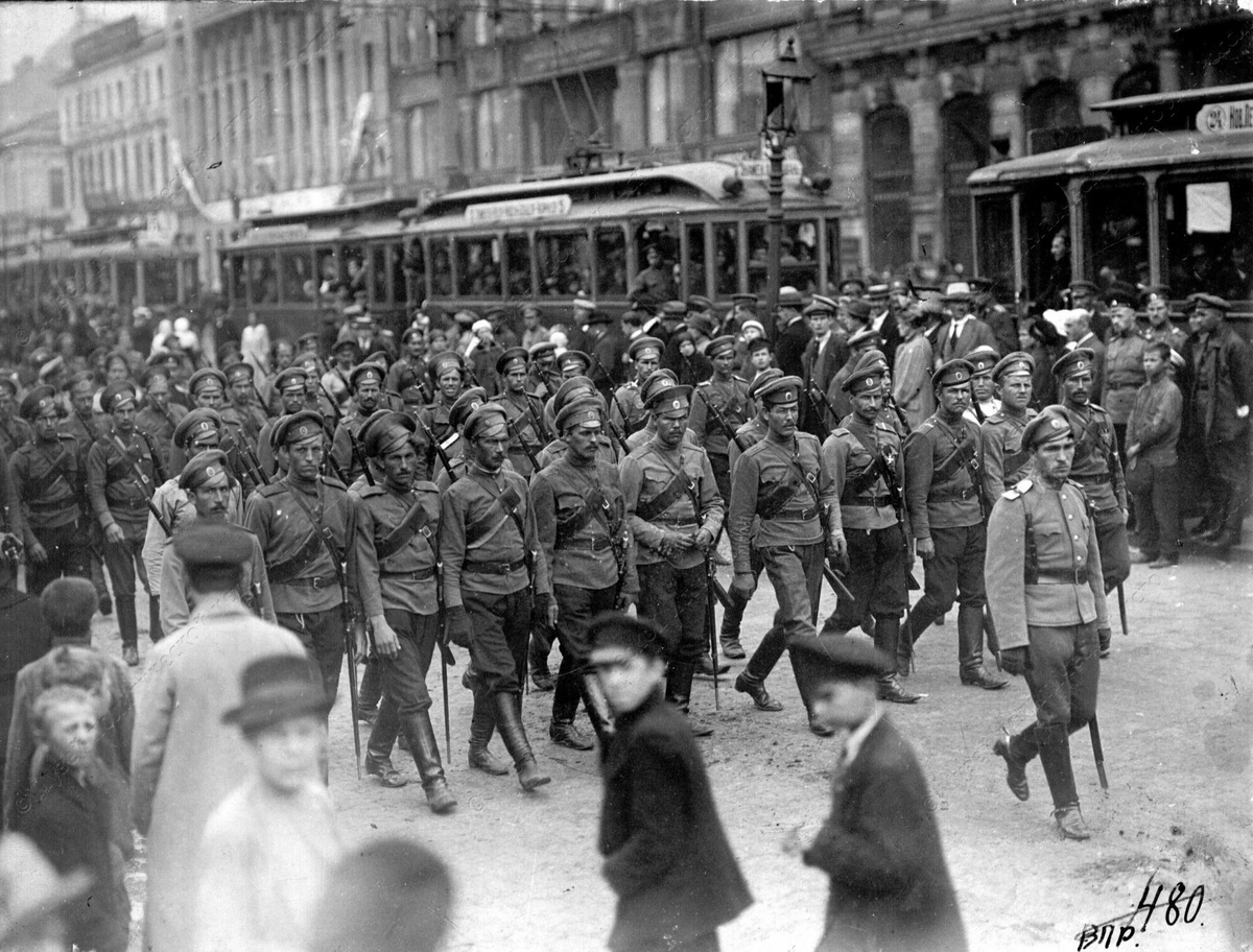 Донские казаки в Петрограде. Июльское выступление ещё помогали подавлять. 