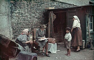 Эва Юстин собирает данные о цыганах (расовый антрополог нацистской Германии, один из главных инициаторов геноцида цыган, непосредственно ответственна за гибель нескольких десятков цыганских детей)