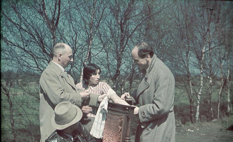 Роберт Риттер (справа) берёт у цыганки кровь на анализ (психолог, один из главных инициаторов геноцида цыган)