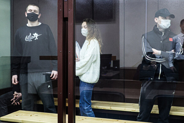 Андрей Основа, курьер Анжела Цырульникова и Артур Каменецкий (слева направо) во время заседания по уголовному делу о мошенничестве с квартирой певицы Ларисы Долиной в Балашихинском городском суде, 28 ноября 2025 года / Валерий Шарифулин/ТАСС